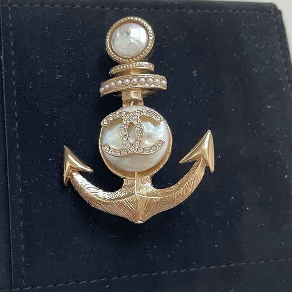 AUTHENTIC NIB CHANEL Gold Anchor Brooch with Mother of Pearl & White Crystals - Picture 4 of 8